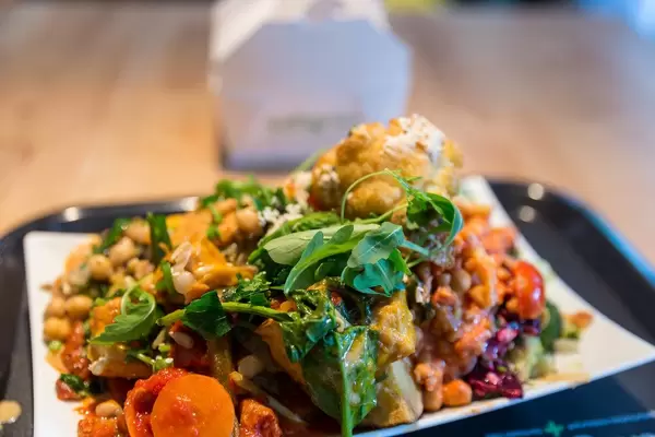 Gesunder Teller mit verschiedenen Gerichten kombiniert