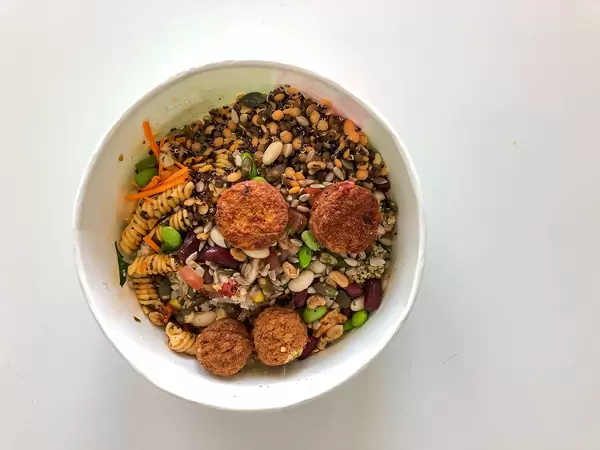 Gesunder, vegetarischer Picadeli-Salat, mit fleischlosen Gemüsebällchen aus Tomaten & Basilikum, Powerkornmix, Bohnen, Möhren & Pasta