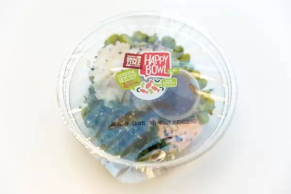 Gesundes Essen aus dem Supermarkt mit Reis, Seealgensalat und Lachscreme an Soja-Dressing