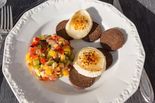 Gesundes Essen mit geschmortem Gemüseeintopf "Ratatouille", dunkles Pumpernickel-Brot und flambierter Käsebelag