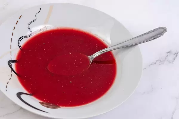 Gesundes Essen: Selbstgemachte Rote-Bete Suppe in einer Schüssel