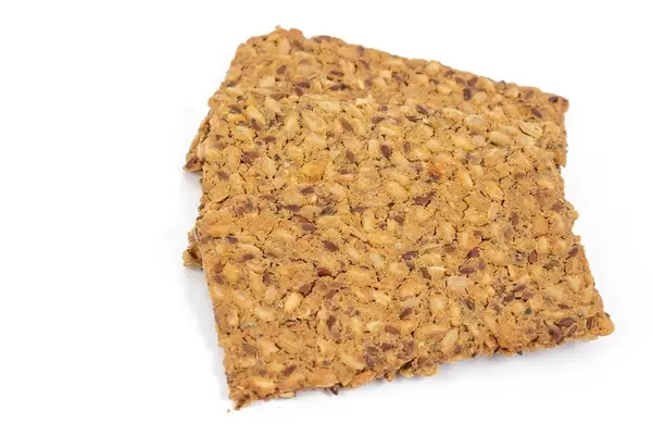 Gesundes Knäckebrot aus Vollkorn mit Sonnenblumenkernen, Chiasamen und Sesam