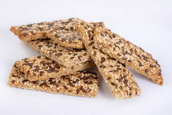 Gesundes Knäckebrot mit Sesam und verschiedenen Körnern