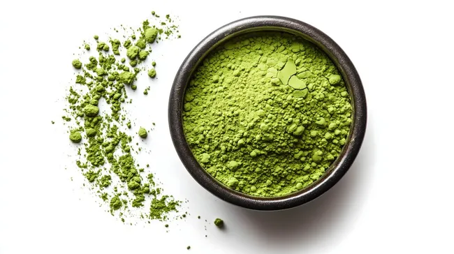 Gesundes Matcha-Pulver in rustikaler Schale
