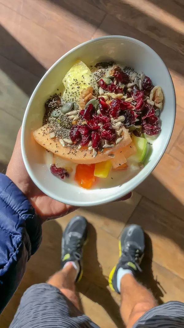 Gesundes Mittagessen mit Obst wie Melone und Ananas, Sonnenblumenkernen, Kirschen und Walnüssen