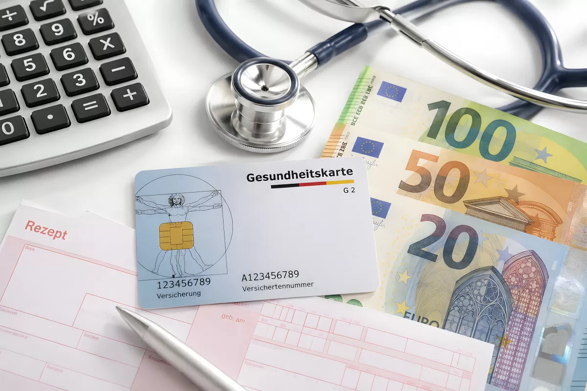 Gesundheitskarte mit Rezept, Stethoskop und Euro-Scheinen