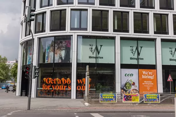 Get a bowl for your soul! - windows of the coa Wok & Bowl restaurant in Cologne