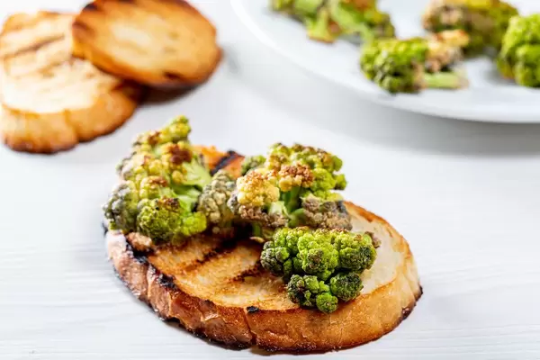 Getoastetes Brot mit gegrilltem Brokkoli