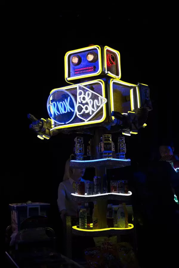 Getränke- und Popcornwagen in Form eines Roboters - Robot Restaurant in Shinjuku, Tokyo