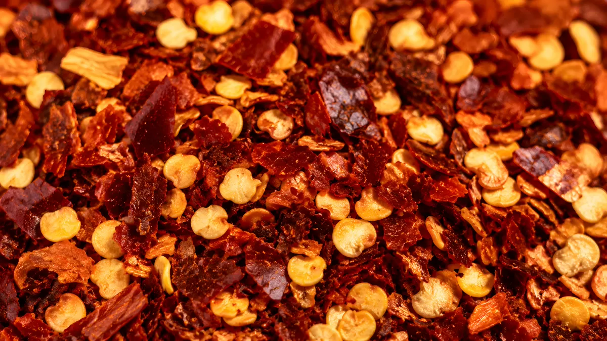 Getrocknete Chiliflocken mit Samen in Nahaufnahme