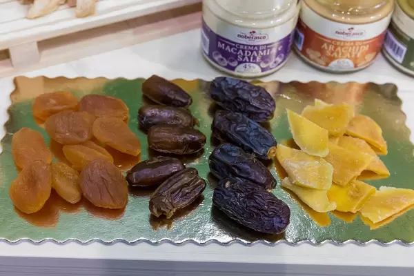 Getrocknete Früchte: Aprikosen, Datteln, Pflaumen und Mango