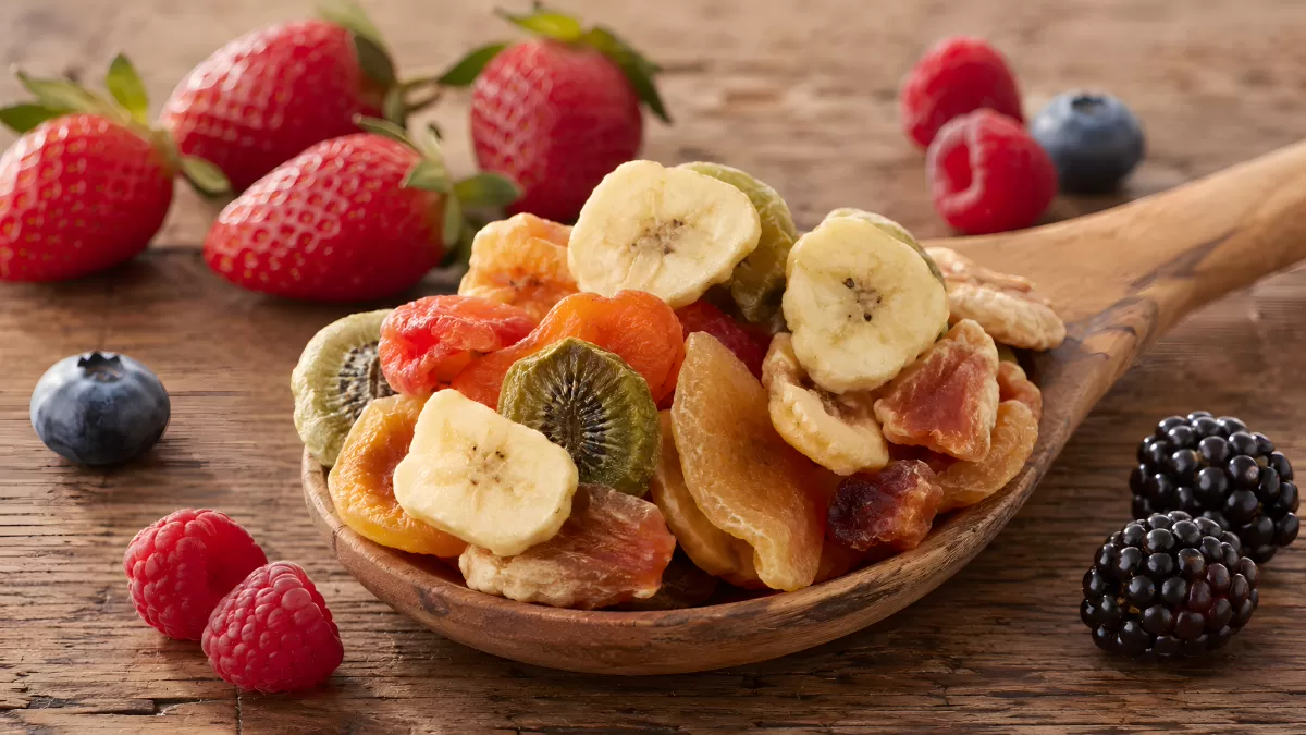 Getrocknete Früchte auf Holzlöffel mit frischen Beeren
