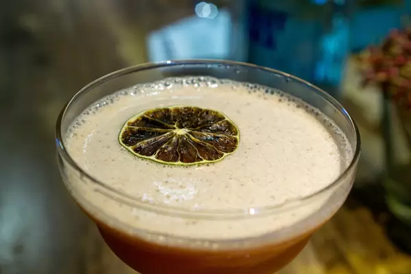 Getrocknete Orangenscheibe auf einem Erdbeer Daiquiri im Cocktail Glas in einer Bar Nahaufnahme