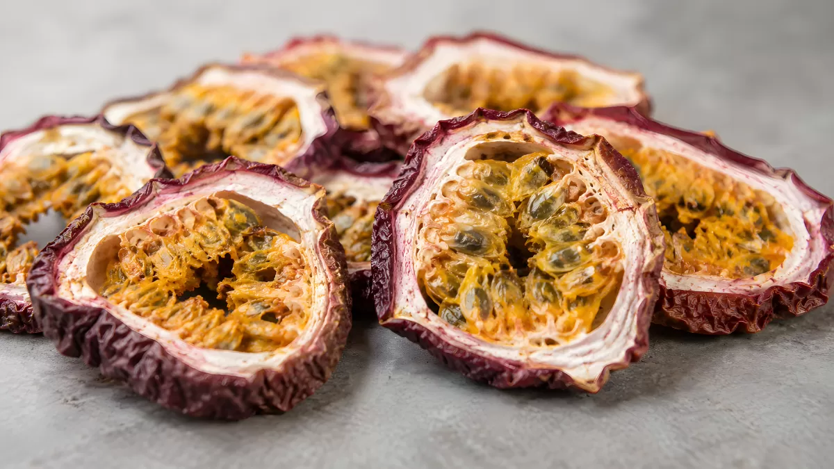 Getrocknete Passionsfrüchte aufgeschnitten in Nahaufnahme
