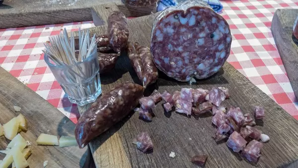 Getrocknete Salami mit Pfeffer und andere Wurstspezialitäten auf einem Brettchen