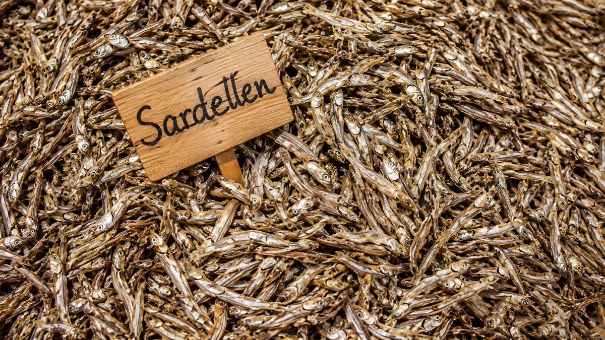 Getrocknete Sardellen auf einem Markt in Nahaufnahme