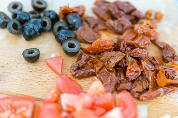 Getrockneten Tomaten, frische Tomaten und Oliven für Risotto