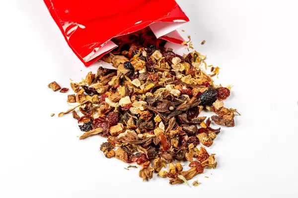 Getrockneter Früchtetee aus der roten Packung ausgelaufen