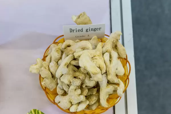 Getrockneter Ingwer in einer Schale