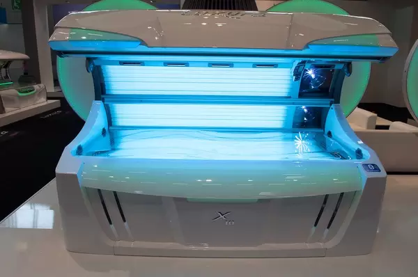 Getting fake tanned with a solarium