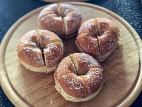 Geviertelte Donuts auf einem Schneidebrett