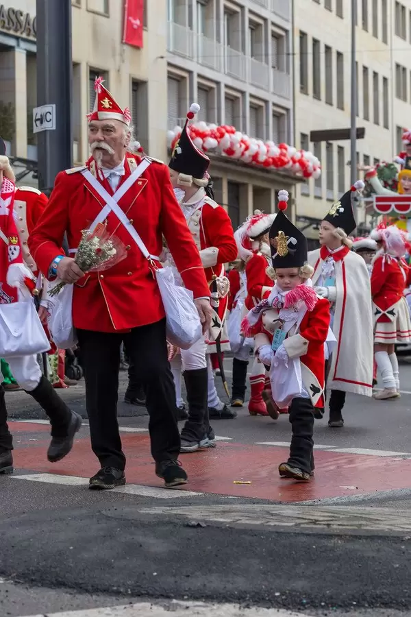Gewaltiger Generationsunterschied beim Rosenmontagszug - Kölner Karneval 2018