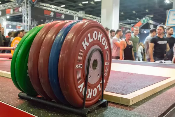 Gewichte mit Dmitry Klokov Branding - FIBO Köln 2018