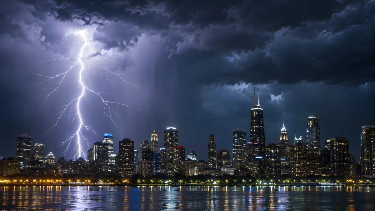 Gewitter über beleuchteter Stadtsilhouette bei Nacht
