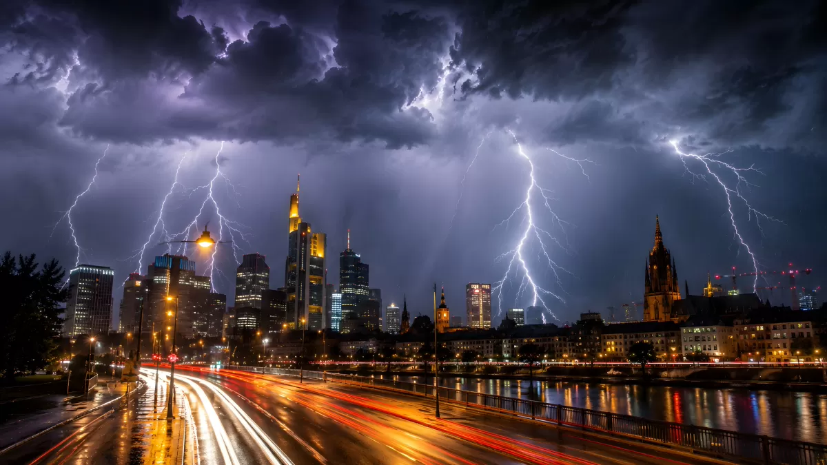 Gewitter über der Frankfurter Skyline in Deutschland