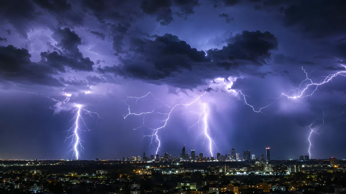 Gewitter über Stadtsilhouette mit vielen Blitzen