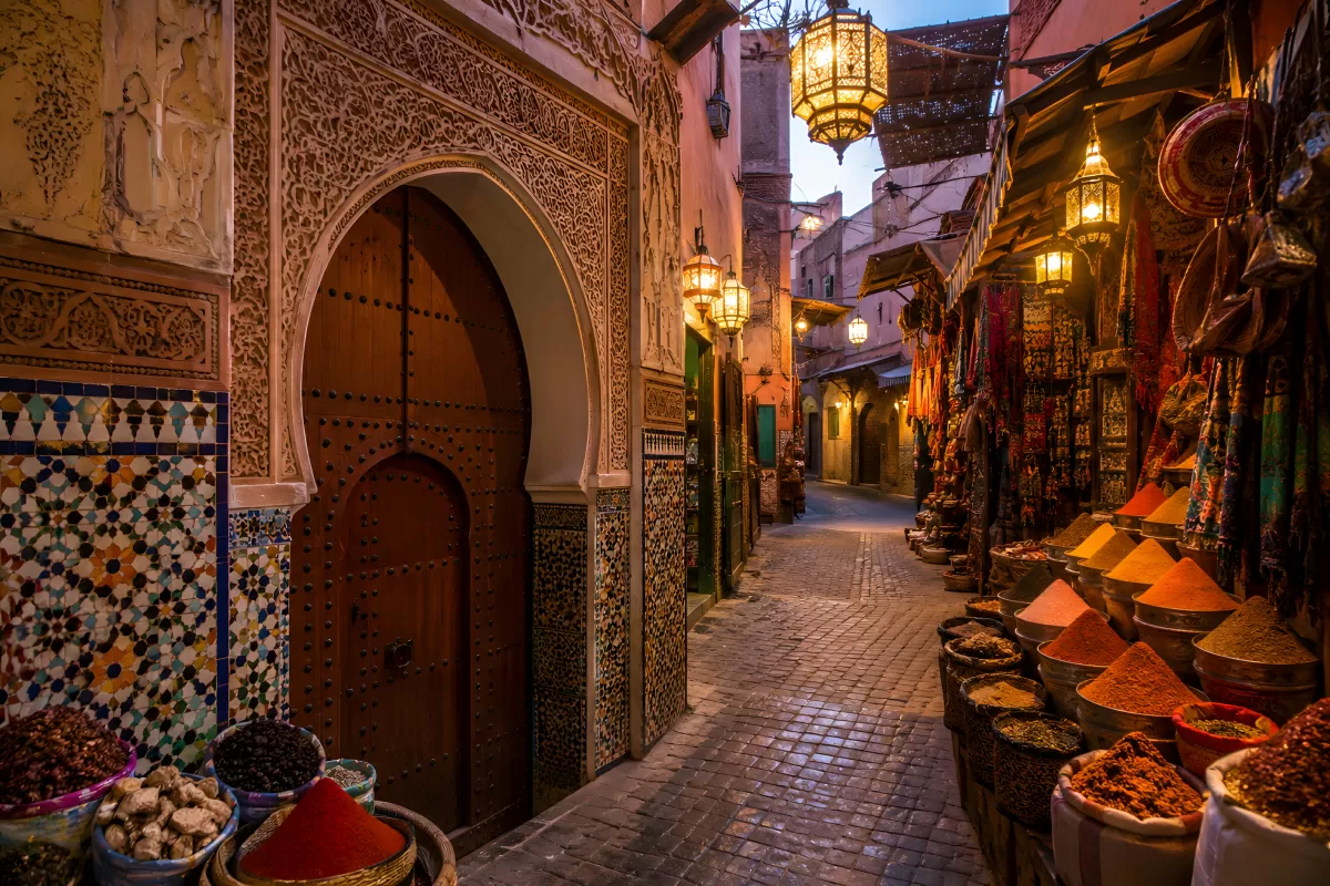 Gewürzmarkt in einer marokkanischen Medina bei Nacht