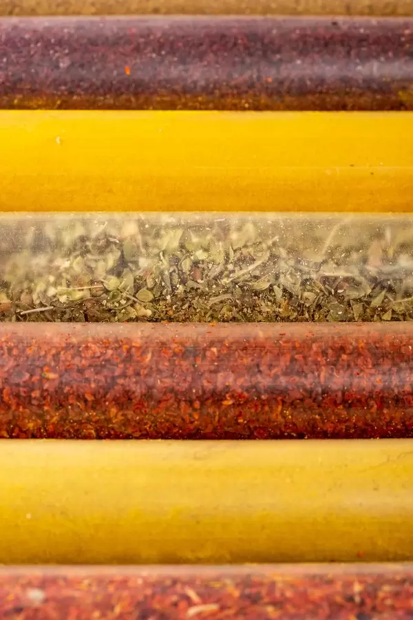 Gewürz- und Kräuterhintergrundcollage von Würzen