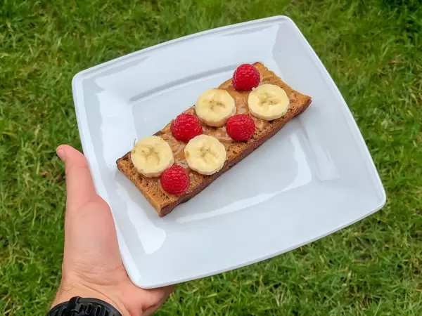 Gewürzbrot mit Peanut-Butter, Bananen und Himbeeren