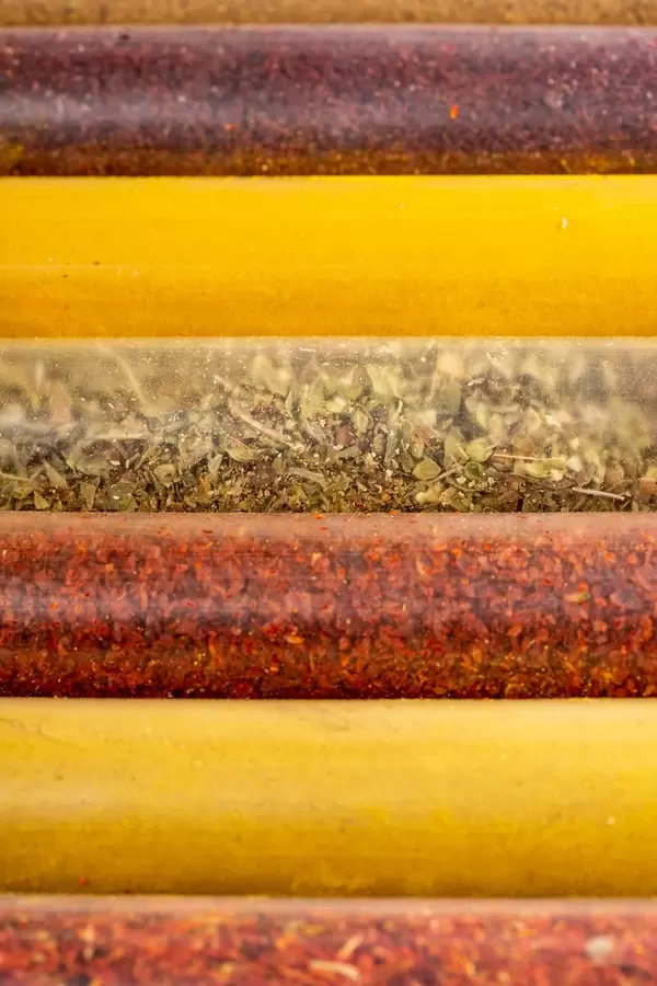 Gewürze und Kräuter als Hintergrundbild-Collage