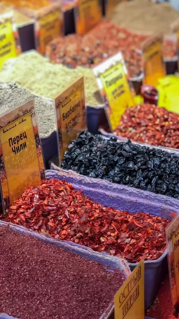 Gewürze und Trockenfrüchte auf dem Danilovsky Market in Moskau