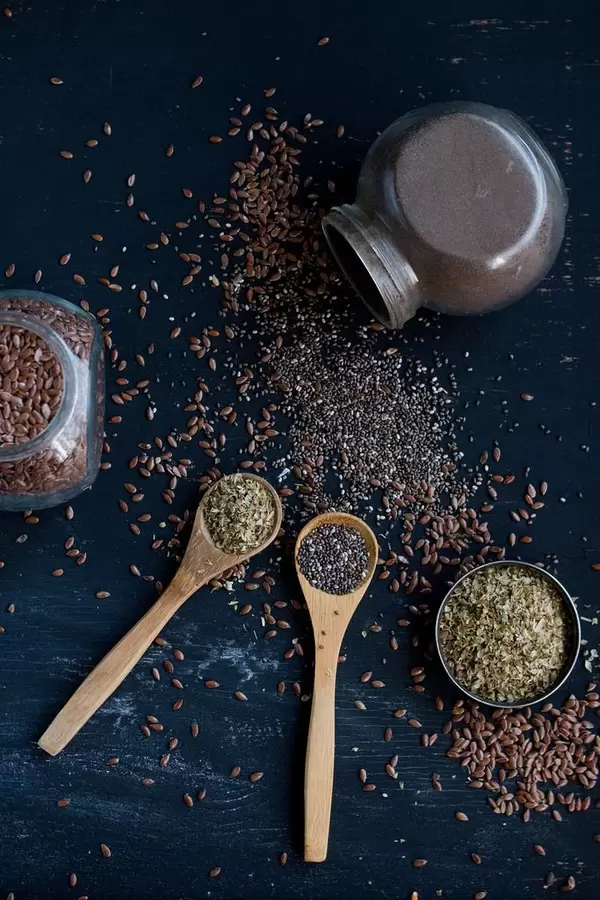 Gewürze / Various  spices and herbs in wooden spoons