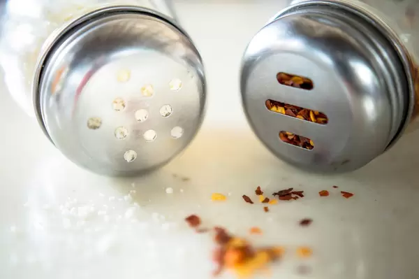 Gewürzstreuer mit grob gemahlenem Chili und Parmesan