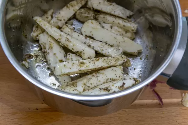 Gewürzte Halloumi-Streifen