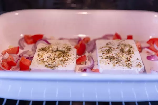 Gewürzter Hirtenkäse mit Tomaten und Zwiebeln im Backofen