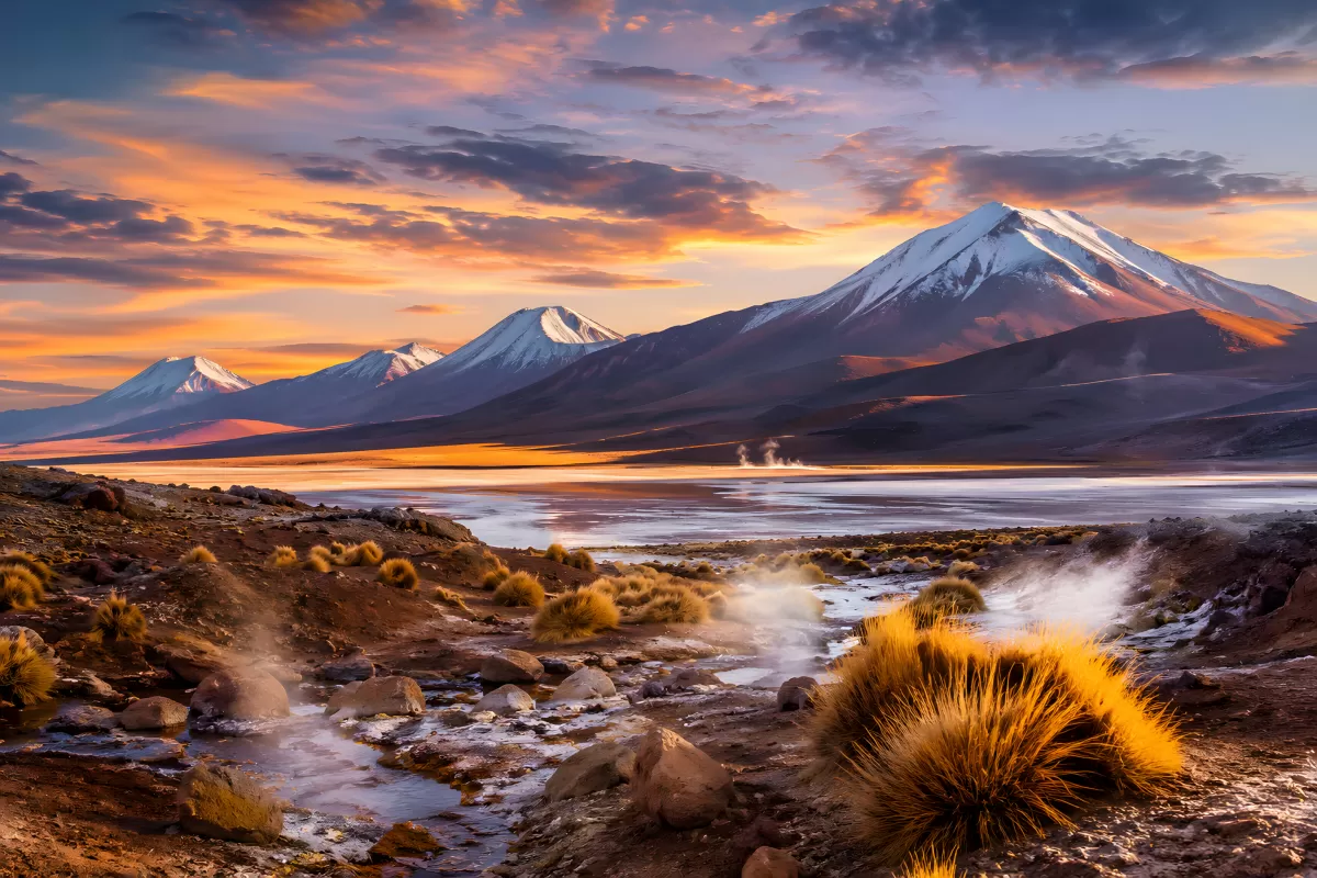 Geysire und Vulkane bei Sonnenuntergang in der Atacama