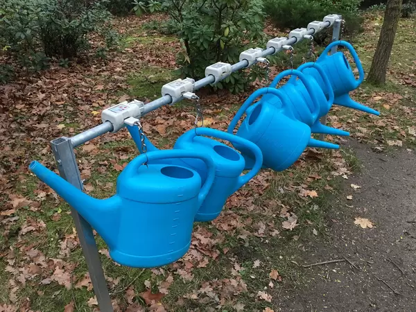 Gießkannen zum Ausleihen auf dem Friedhof Melaten Köln