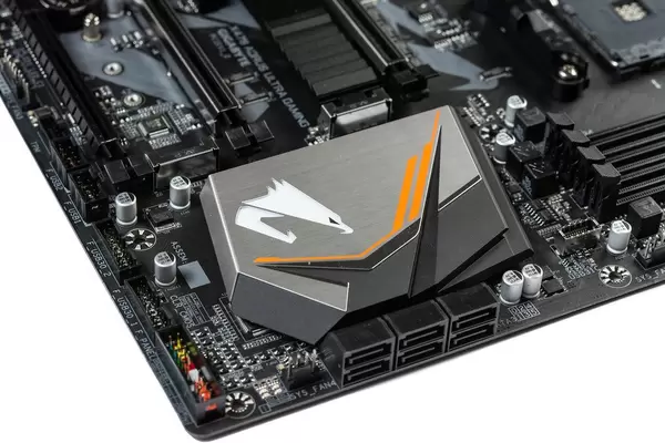 Gigabyte Aorus Logo auf dem Computer Motherboard
