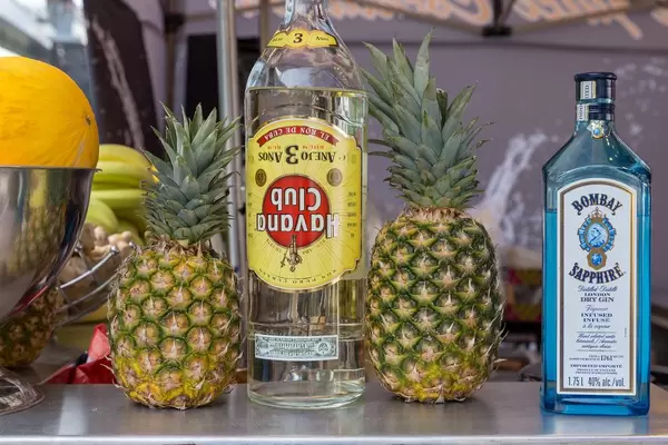 Gin, blauer Rum und Ananas zum Cocktail mixen