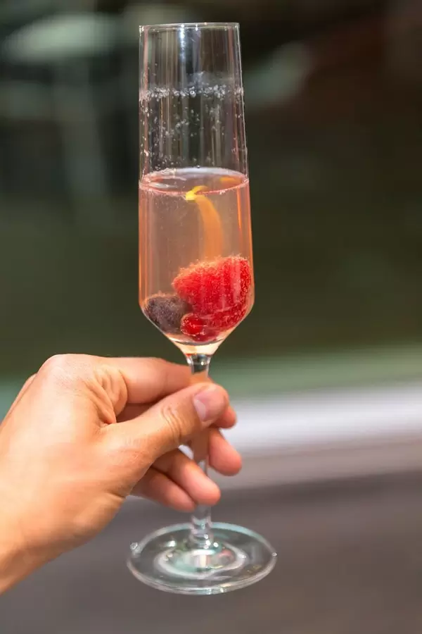 Gin und Rotwein mit Beeren bei Chino Latino