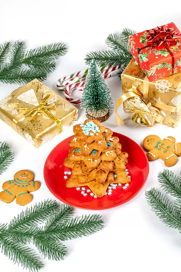 Gingerbread christmas tree with gifts, christmas preparation concept