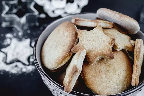 Gingerbread cookies in a bowl, close up