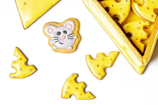 Gingerbread cookies in the form of pieces of cheese and a mouse (Flip 2020)