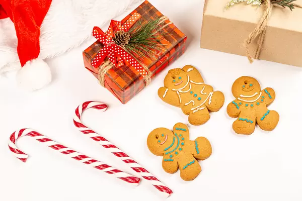 Gingerbread men with gifts and sweets