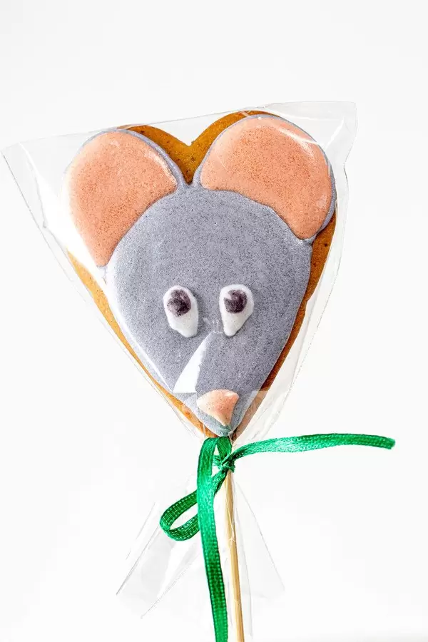 Gingerbread mouse figure on a wooden stick (Flip 2019)