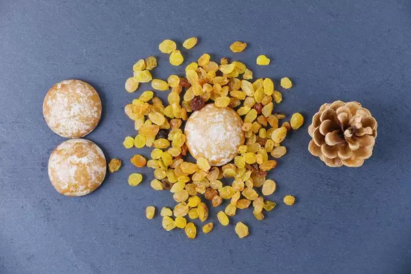 Gingerbread raisins